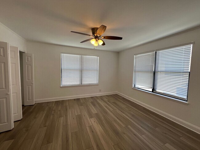 Building Photo - Beautiful renovated 1 bedroom Condo with River Views!