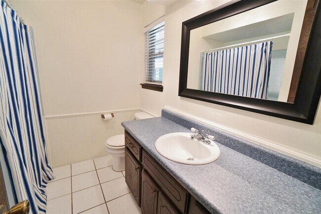 Building Photo - Cute 3 bed, 2 bath home near campus