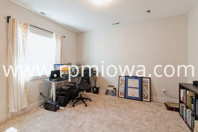 Building Photo - EXECUTIVE RANCH!  5 Bedroom, 3 Bathroom Home in Ankeny!!