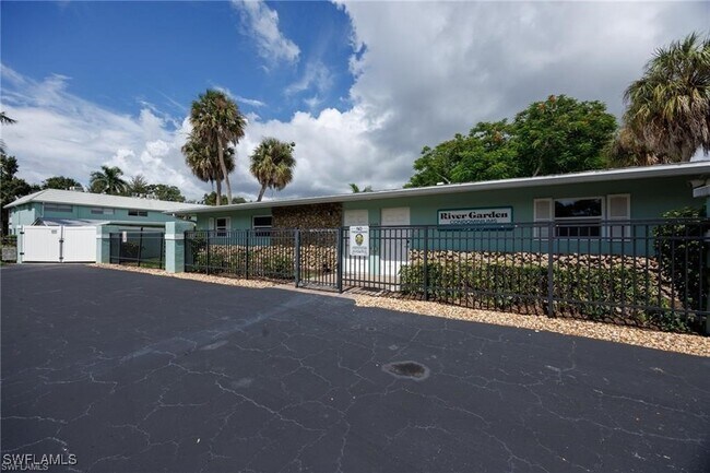 Building Photo - 3225 E Riverside Dr