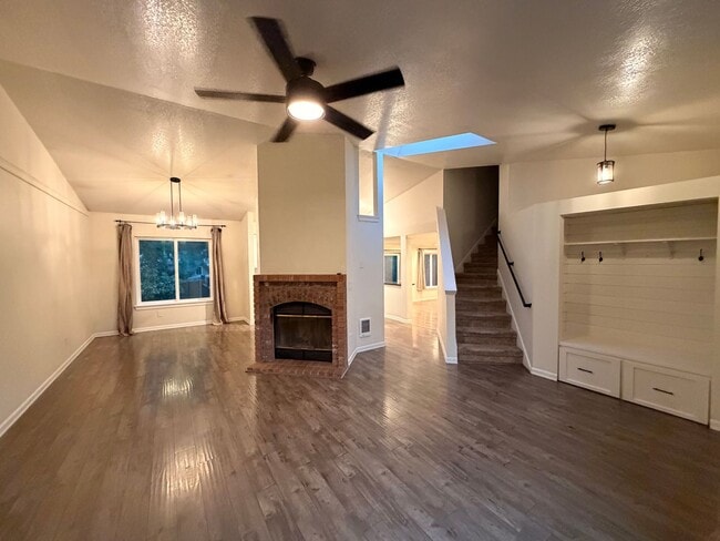 Building Photo - Gorgeous House in a Family-Friendly neighborhood!