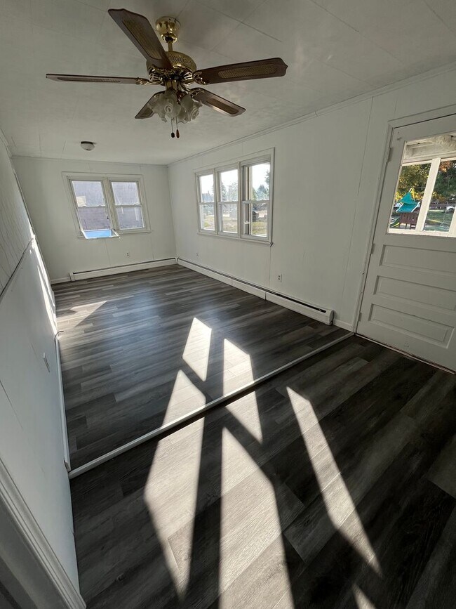 Building Photo - 3 Bedroom, 2 Bathroom Single Family Home i...