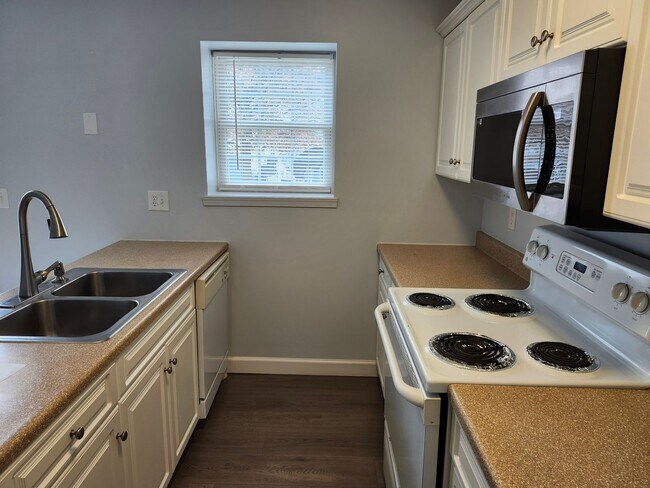 Building Photo - Harrisonburg Townhouse Available for Rent, Spacious 3 BR, 2.5 Baths