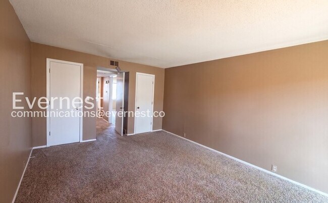 Building Photo - 452 W 104th St