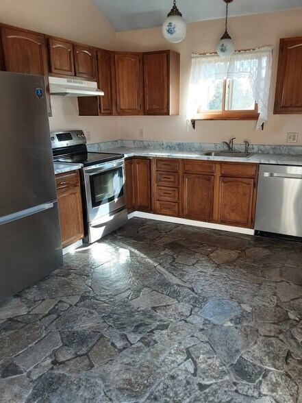 Kitchen w/ New appliances - 3943 Stevensville River Rd