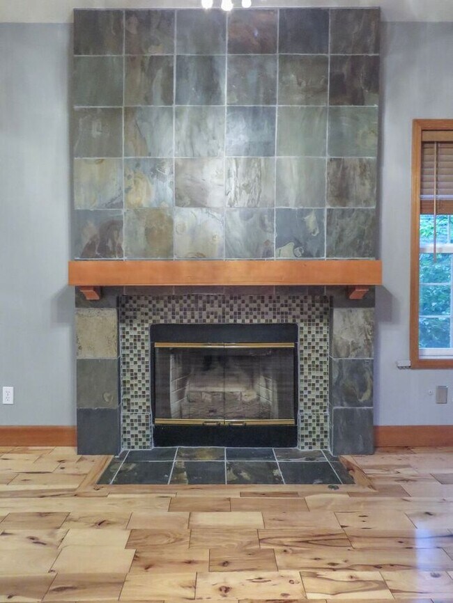 Building Photo - 4 Bedroom Home located in Summer Woods -La...
