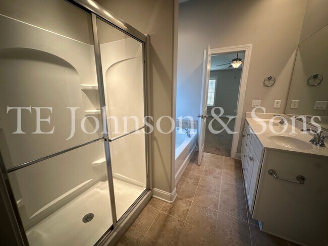 Building Photo - Stunning 3 Bedroom 2.5 Bath in Winston Salem