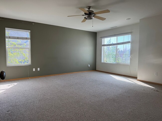 Building Photo - Beautiful 3 beds, 2.5 baths 6 minutes to V...