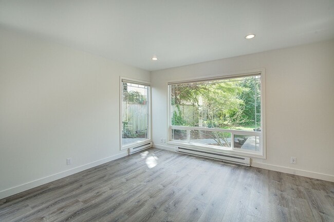 Building Photo - 2Bd/1Ba Issaquah Duplex