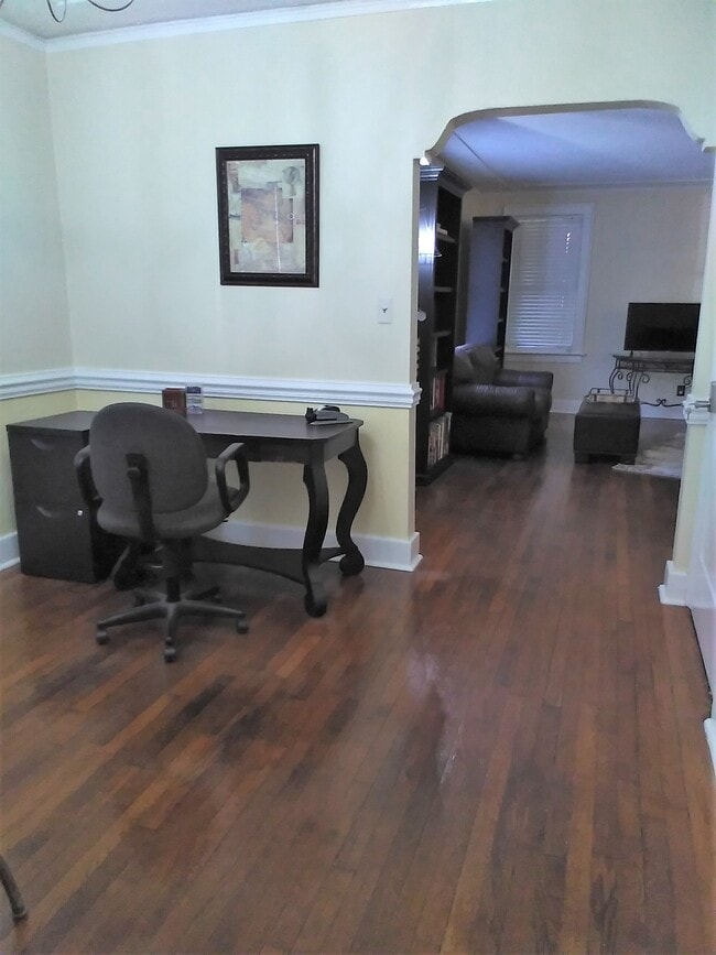 Building Photo - 707 Columbus Dr