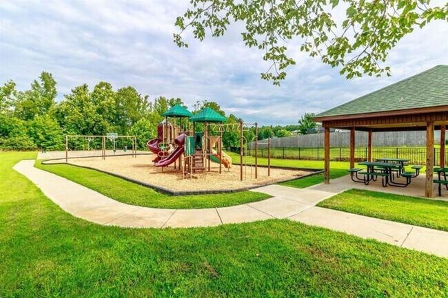 Building Photo - **COMING SOON** Beautiful 3 Bedroom, 2 Bathroom Home — Minutes from Fort Campbell and the 101st P...