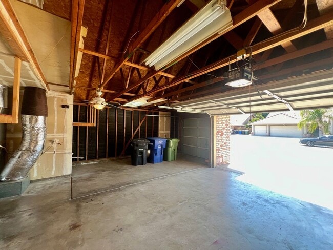 Building Photo - Single story with 3 car garage!