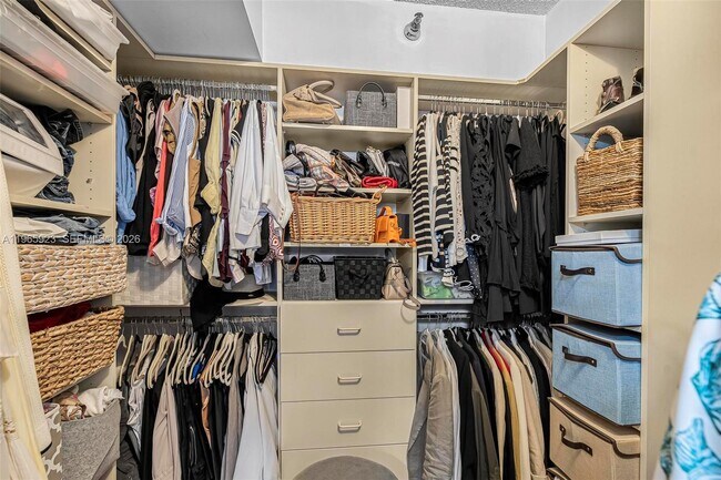 Building Photo - 3500 Mystic Pointe Dr