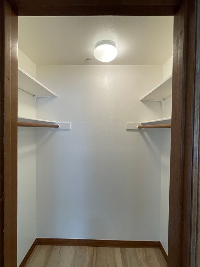 Building Photo - Los Caballeros #320