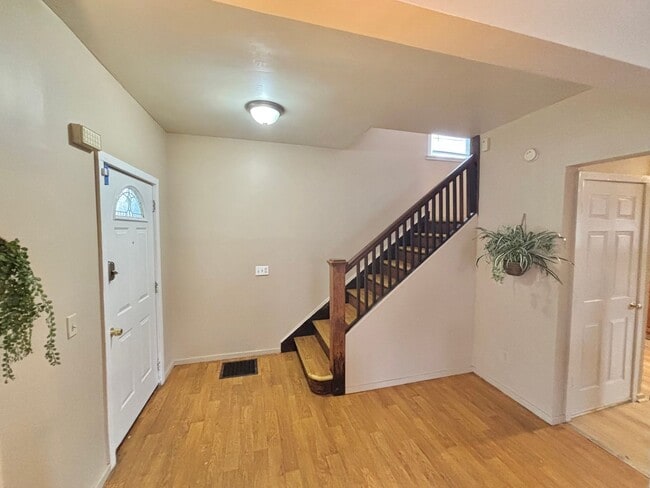 Building Photo - Spacious 3bd House | Driveway | Enclosed Porch