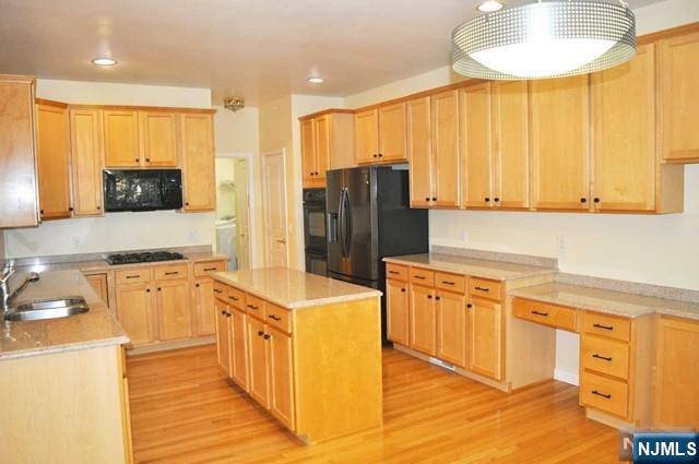 Building Photo - 124 White Pine Ct