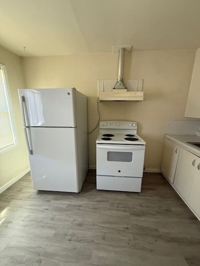 Building Photo - 2 Bedroom, 1 bath Duplex