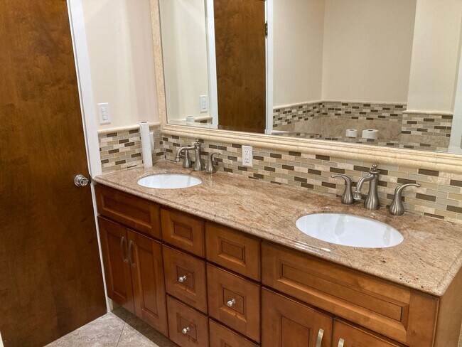 Building Photo - Santa Monica 3bd 2ba