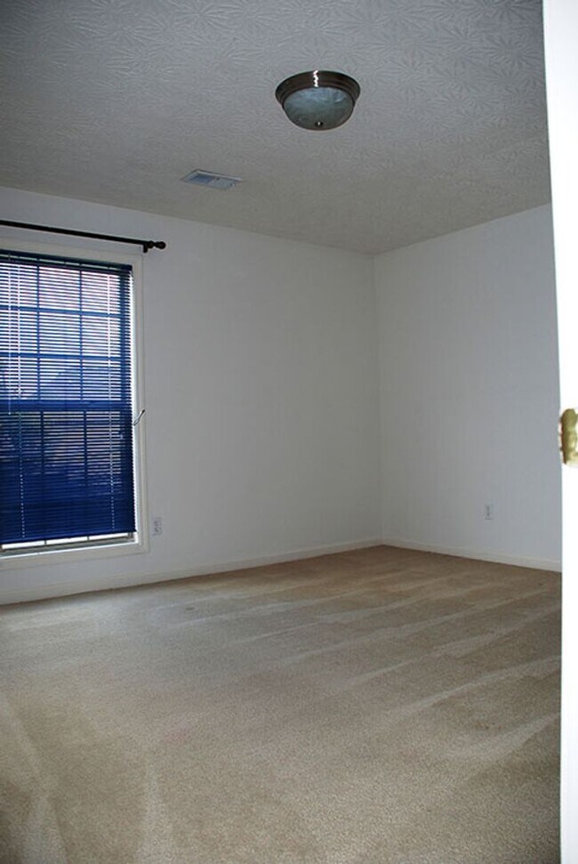Building Photo - 3 bedroom/2 bath Home GREAT location!!! Available 9/1/2026!!