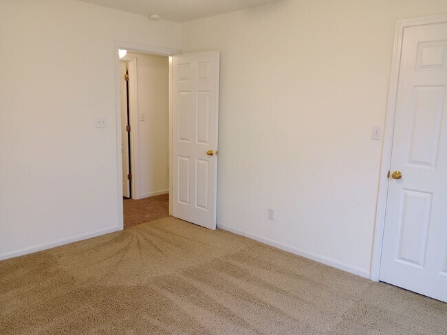 Building Photo - 2401-2403-2403 Northampton Dr