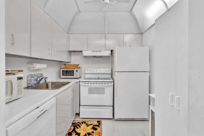 Building Photo - 576 Fanshaw N