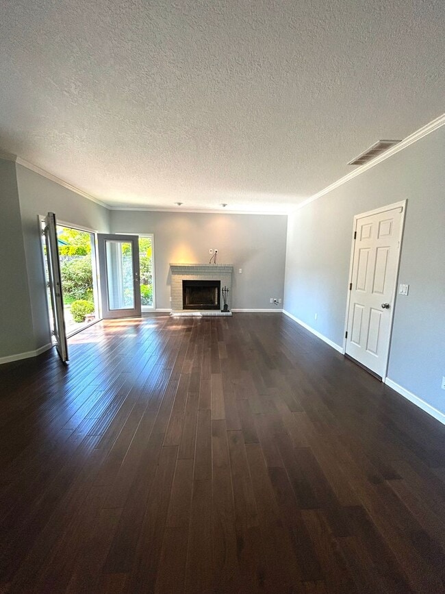 Building Photo - Great Home near 217 and Washington Square