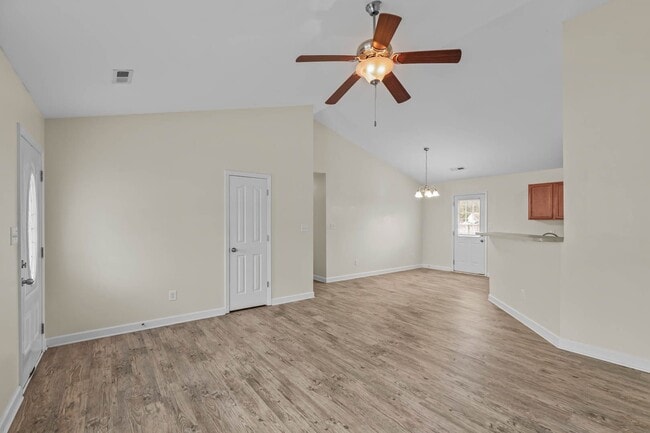 Building Photo - 3 Bedroom 2 Bathroom Home