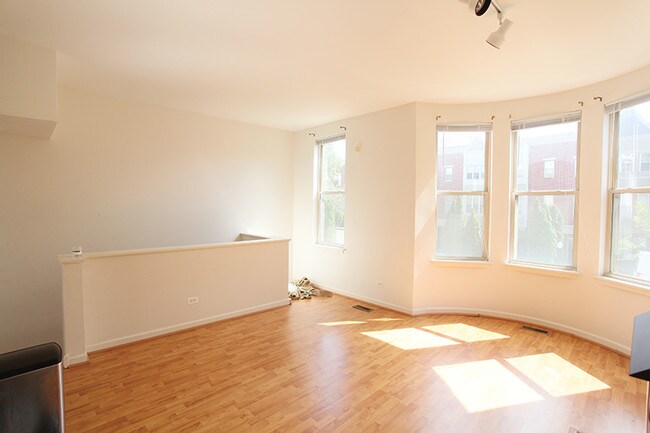 Building Photo - 729 W Blackhawk St