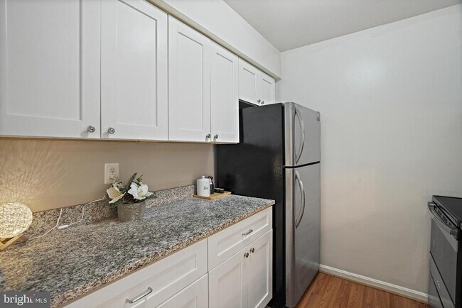 Building Photo - 1605 Carriage House Terrace