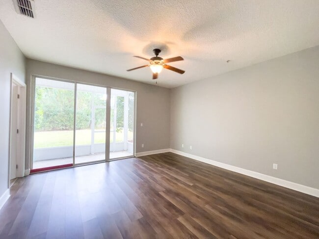 Building Photo - Beautiful 3 story townhome in St Johns Town center area