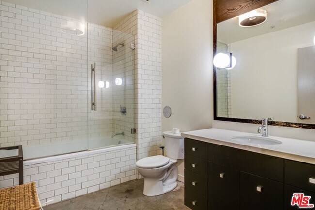 Building Photo - 527 Molino St