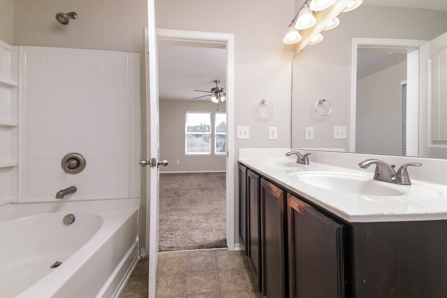 Building Photo - 547 Kerriann Ln