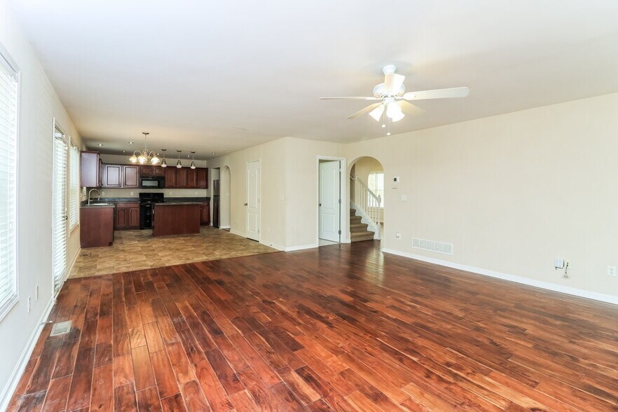 Building Photo - 910 Elderberry Ln