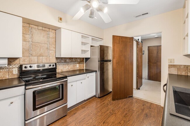 Building Photo - Bright & Inviting 2-Bedroom Home with Fenced-In Yard, Garage & Lawn Care Included
