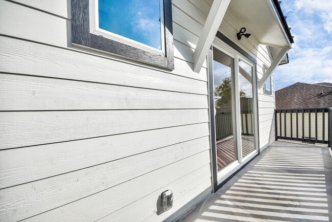 Building Photo - 611 E 39th St