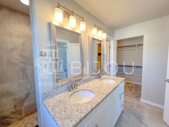Building Photo - Gorgeous Home Located South by COS Airport