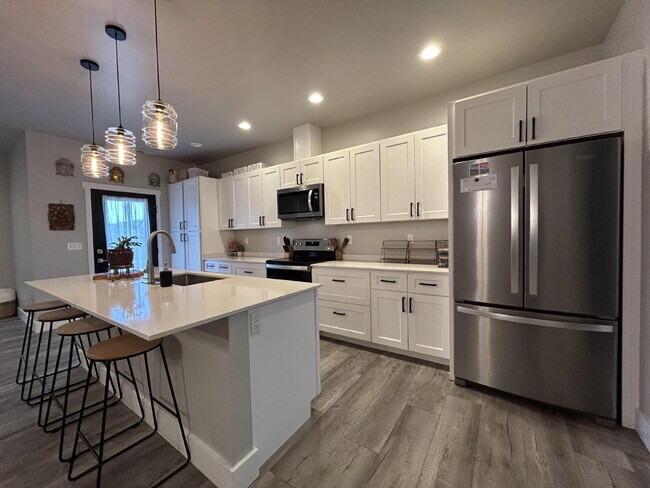 Building Photo - Beautiful Fully Furnished 3 Bed, 2.5 Bath Townhouse on Corner Lot