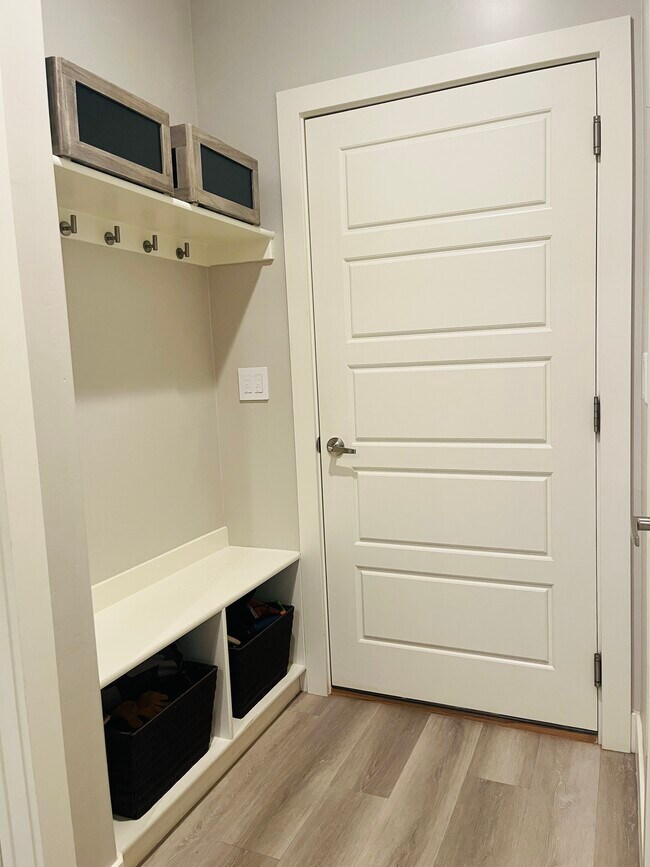 Building Photo - 2721 Hazel Dr