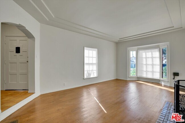 Building Photo - 3800 Roxton Ave