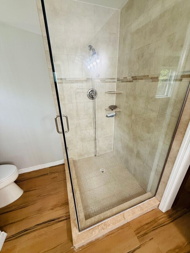 Building Photo - Boater's Dream: 4/2.5/3CG home in exclusiv...