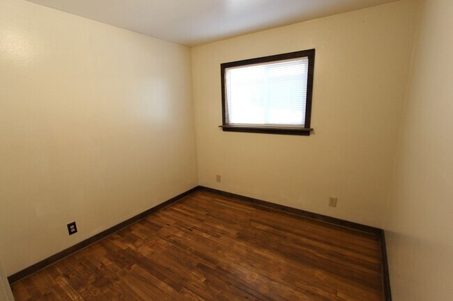 Building Photo - *LEASE TAKEOVER* Single Level 2BR Flagstaff Home | Fenced Yard & In-Unit Laundry