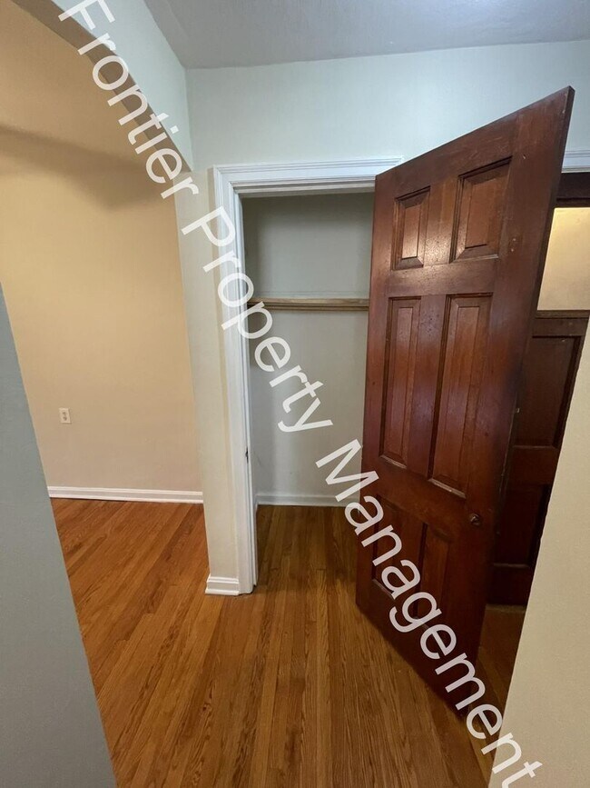 Building Photo - Charming 1-Bedroom Apartment