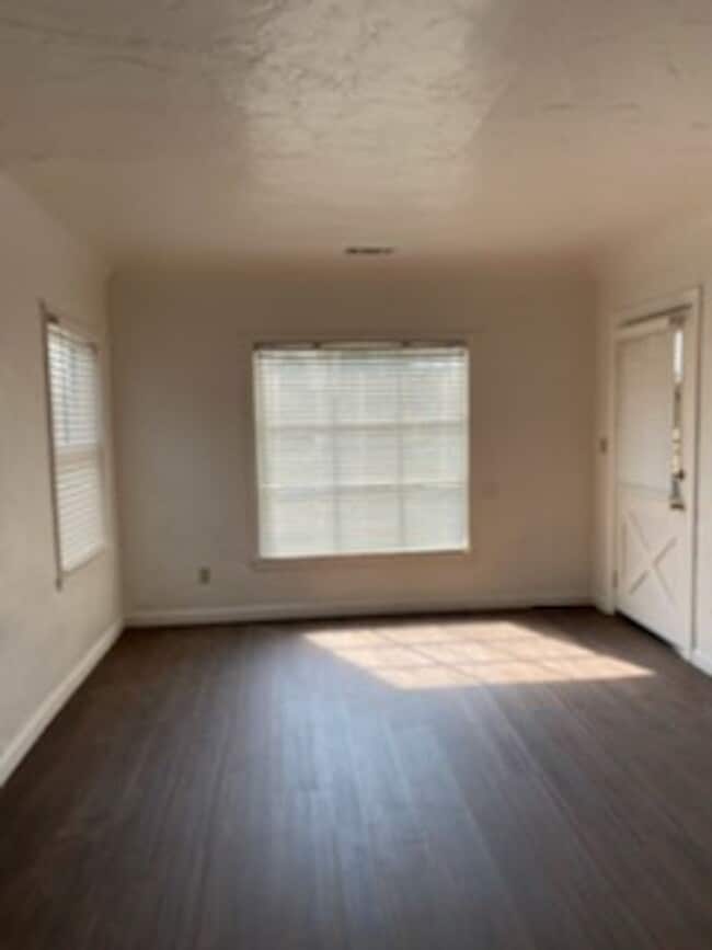 Building Photo - Adorable 2 Bedrooms and 1 bathroom home with large backyard