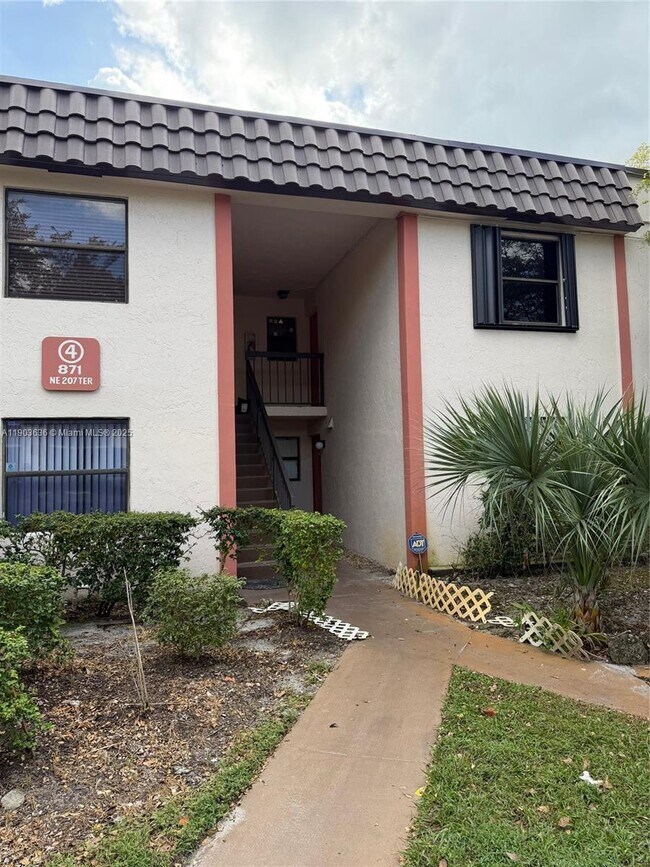 Building Photo - 871 NE 207th Terrace