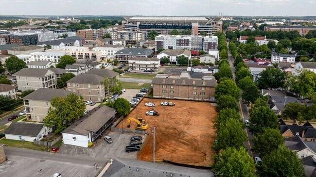 Building Photo - Available August 2026 – 5BR/5.5BA Luxury Townhome Near UA and Bryant Denny Stadium