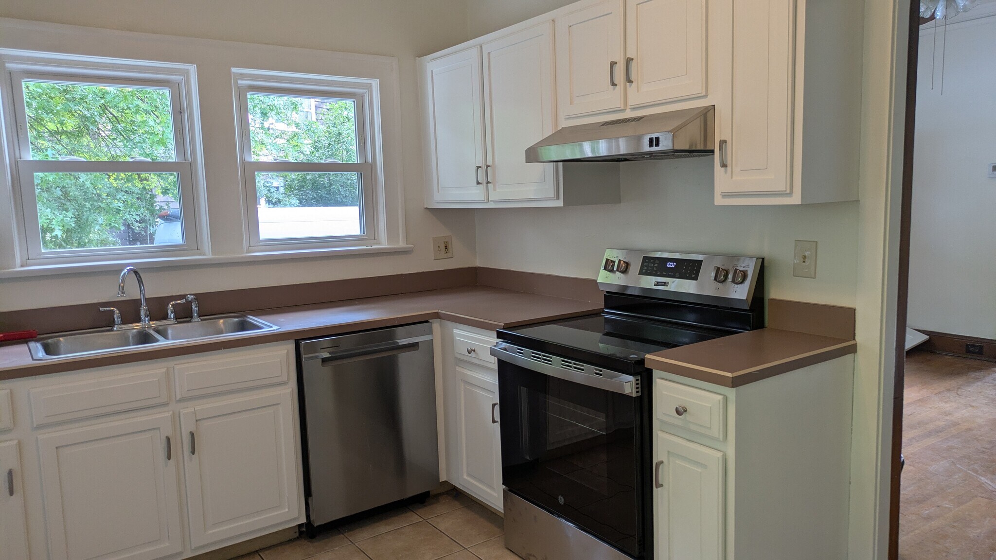 Building Photo - 2438 Woodmere Dr