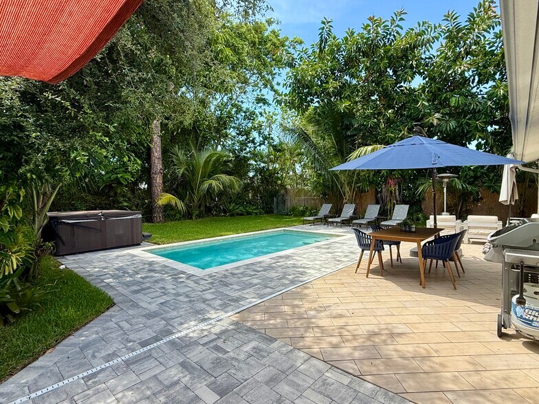 Welcome to Fern Cottage! Private yard w/pool, grill, 7-person hot tub, fire pit, loungers, & more! - 465 8th St N