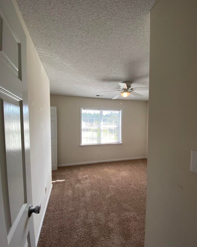 Building Photo - 601 Peletier Loop Rd