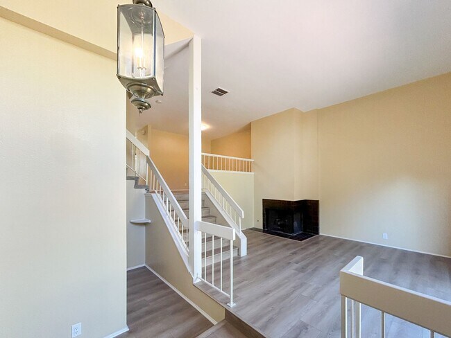 Building Photo - Beautiful 3BD/2.5BA W/ Open Floor Plan and Attached Garage in La Jolla!