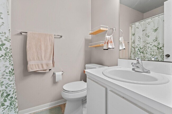 Building Photo - 1502 Pinecrest Cir